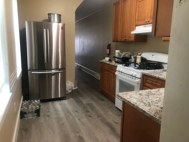 Building Photo - Fantastic 2 Bedroom/2 Bath Home! Recently Renovated Kitchen & Baths!