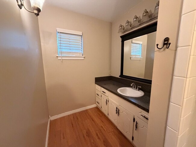 Building Photo - Welcome to this charming 3-bedroom, 2-bathroom home located in the heart of Russellville