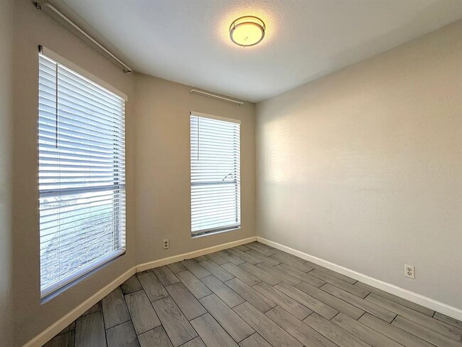 Building Photo - 209 E Noton St