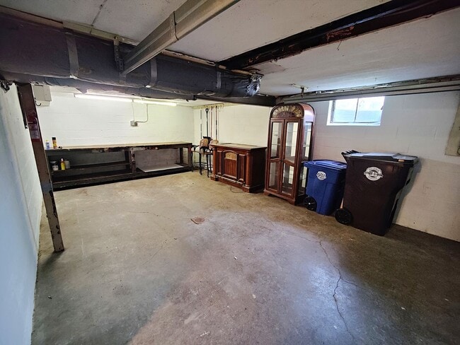 Building Photo - *Well-Maintained & Spacious 3BD/1.5BA Single Family Home Available in Baldwin*