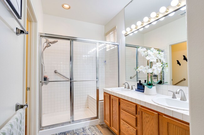 Building Photo - Gorgeous Single story home - walking dista...