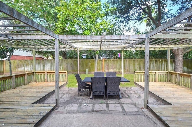 Building Photo - 20402 Avery Point Dr