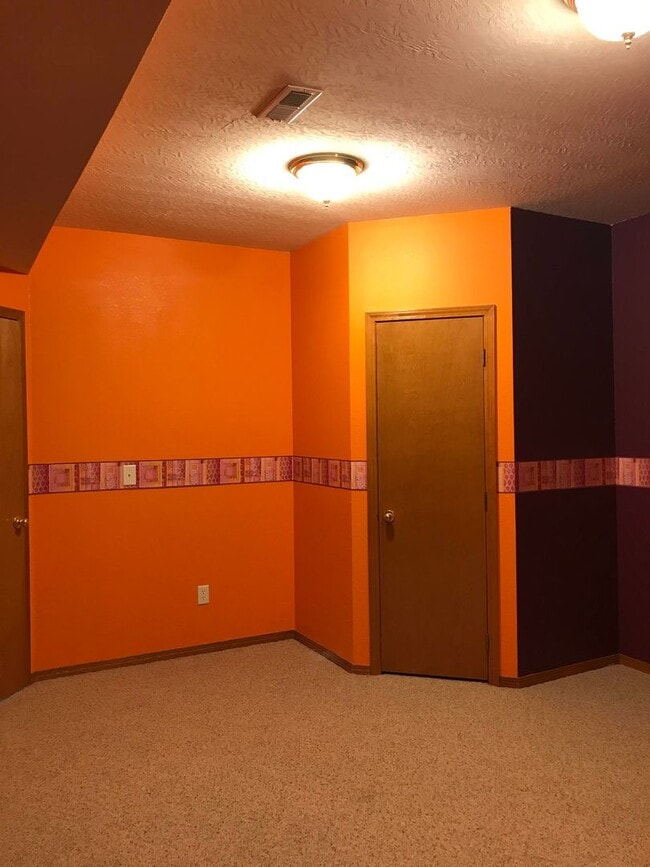 Building Photo - Walkout Basement Home Must See