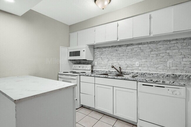 Building Photo - 816 S Crockett St