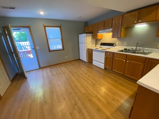 Building Photo - Great 2 bedroom 1.5 bathroom  Duplex