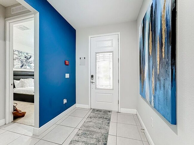 Building Photo - 8 Bedrooms 7 baths on a resort community