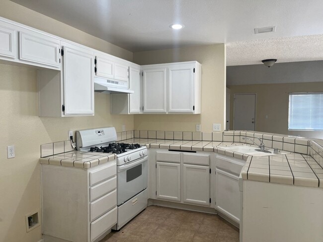Building Photo - 2BD/ 3BTH TOWNHOUSE EAST PALMDALE