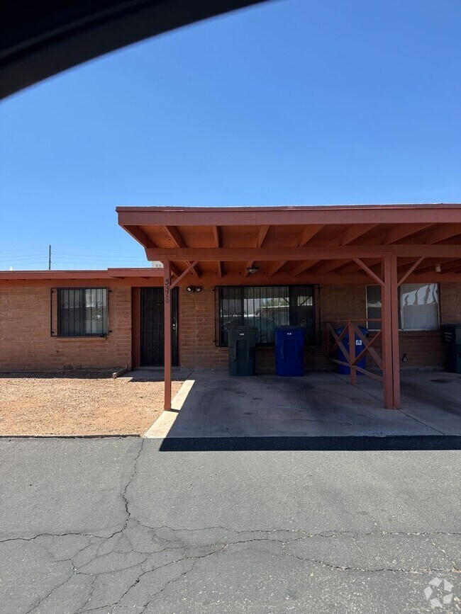 Building Photo - Charming 3 bedroom 2.bath with yard