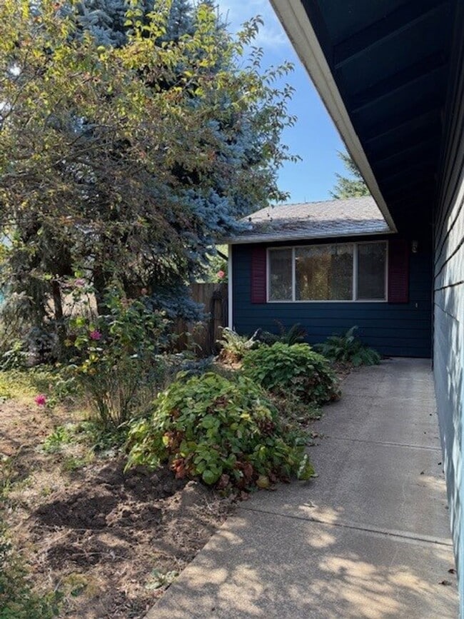 Building Photo - 3 Bedroom House Within Walking Distance to...