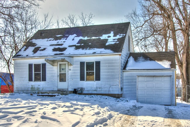 Building Photo - Large 3 Bedroom, 2 Bathroom - Pyramid Properties