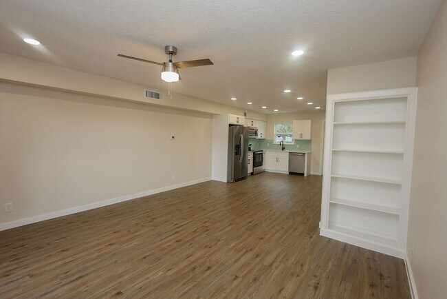 Building Photo - 708 Staitti St