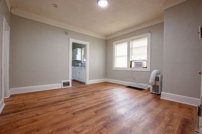 Building Photo - 2 Bedroom / 1 Bath House