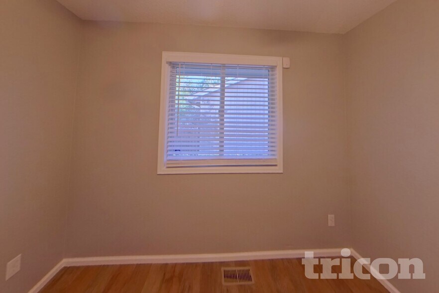 Building Photo - 910 Foothills Ct