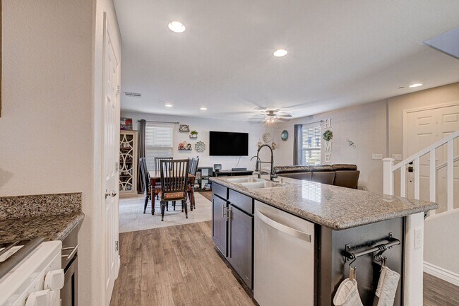 Building Photo - Stunning 3 Bed Home with Loft, Den & Upgraded Kitchen
