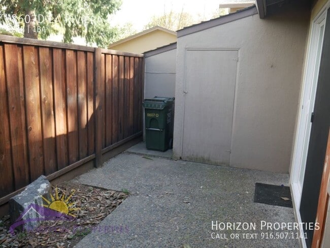 Building Photo - 8607 La Riviera Dr