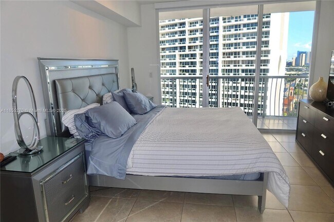 Building Photo - 1750 N Bayshore Dr