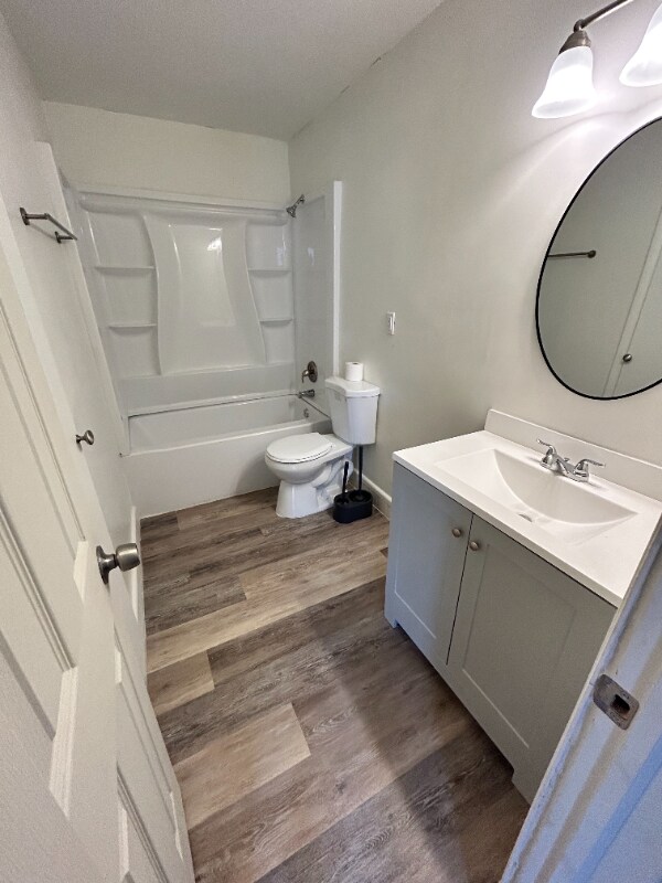 Building Photo - 3717 Pinewood Ave