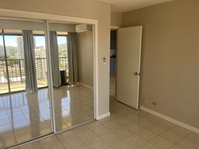 Building Photo - Must See Unit in Makiki!!!