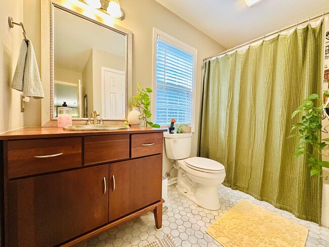 Building Photo - Charming Country Cottage Only 23 Mins from...