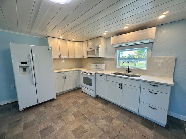 Building Photo - Cozy Home in Bokeelia - Available Now