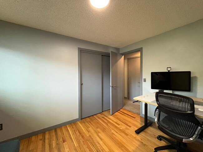 Building Photo - Midcentury modern 4-bedroom, 3-bathroom ho...