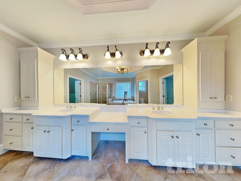 Building Photo - 5840 Cool Springs Dr