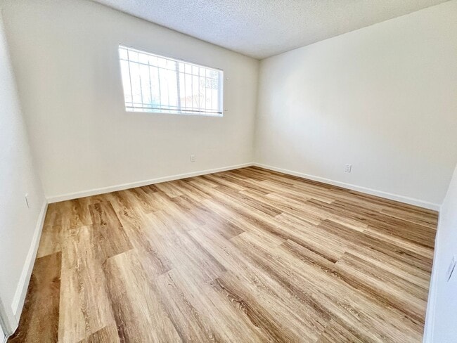 Building Photo - Beautiful First floor 3 bedroom Rose Park ...