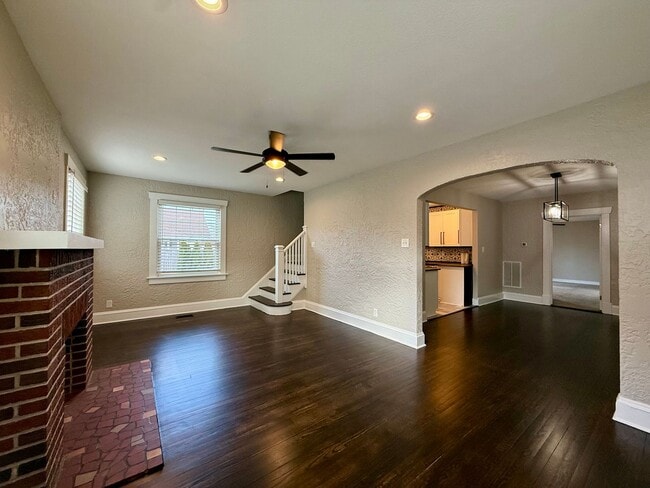 Building Photo - Charming 4-Bedroom Home with Modern Updates, Large Yard & Garage – Pet Friendly!