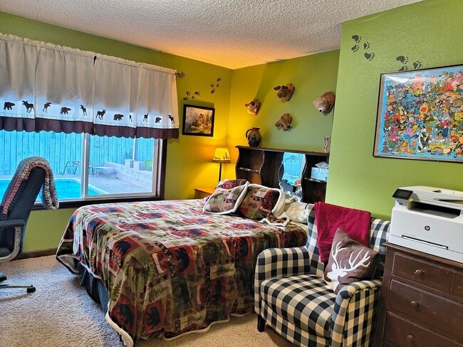 Building Photo - Spacious 4 bed, 2.5 bath with HEATED POOL ...