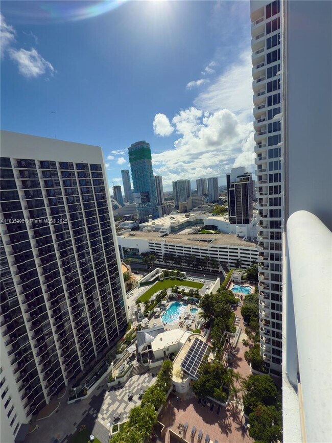 Building Photo - 1717 N Bayshore Dr