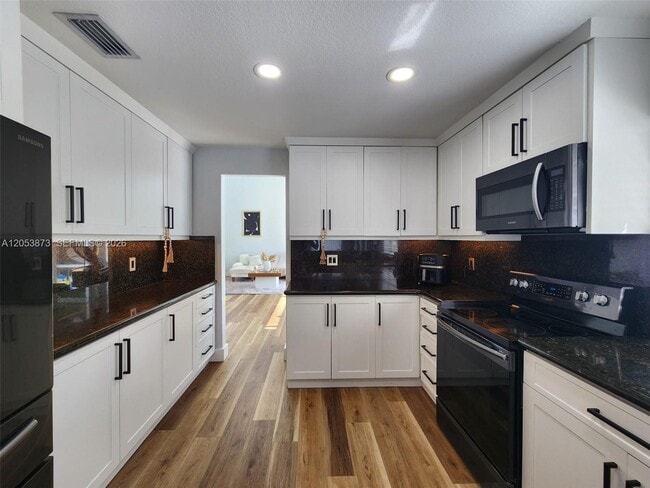 Building Photo - 594 Spinnaker