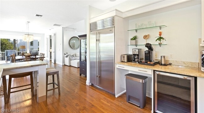 Building Photo - 877 7th St S