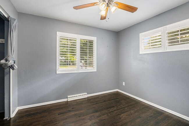 Building Photo - 4 Bedroom 2 Bathroom House-Available NOW!