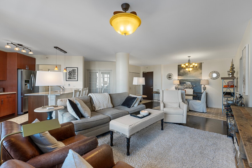 Building Photo - 807 Davis St