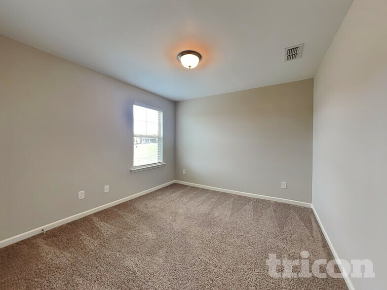 Building Photo - 1031 Solomon Ln