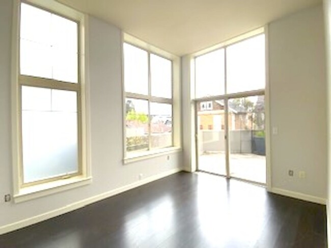 Building Photo - Sun-Filled Queen Anne Condo With Private E...