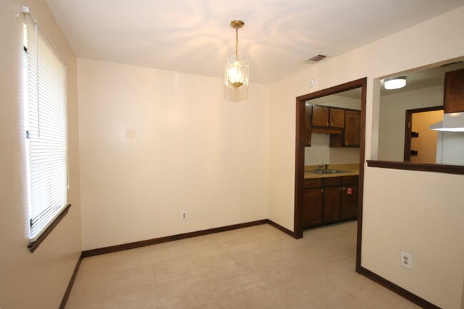 Building Photo - Spacious 2 Bedroom Rental Near Mobile Hwy ...