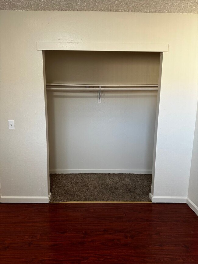 Building Photo - 2 BED 1 BATH - UPSTAIRS END UNIT & PET FRI...