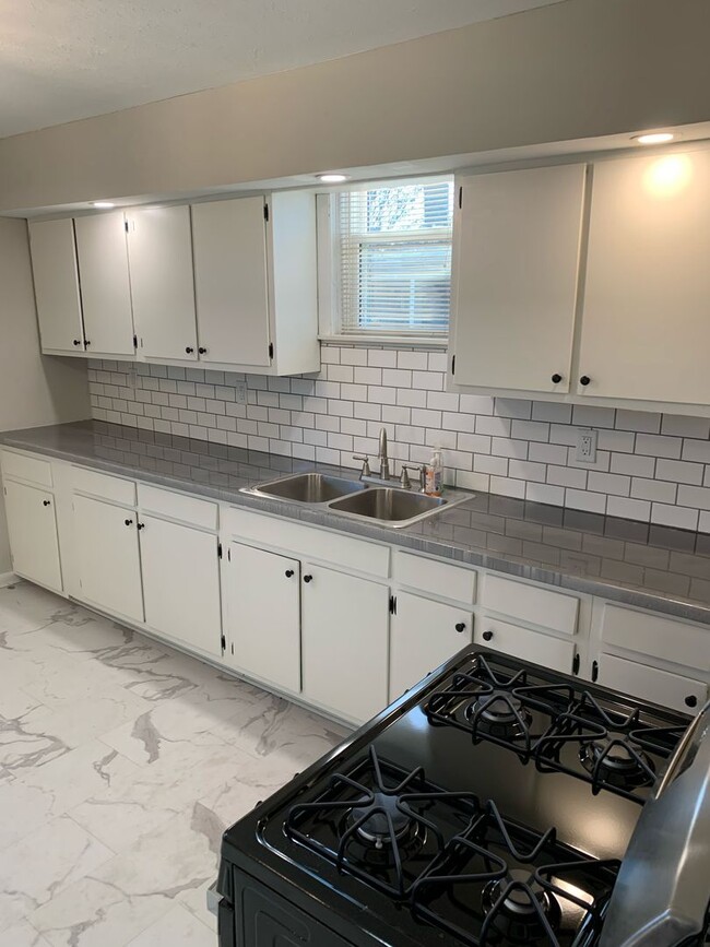 Building Photo - 2 Bedroom, 1 Bath newly renovated shot gun in Germantown