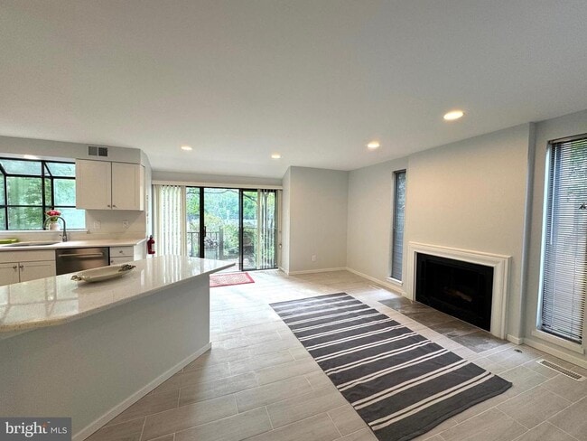 Building Photo - 104 Sayre Dr