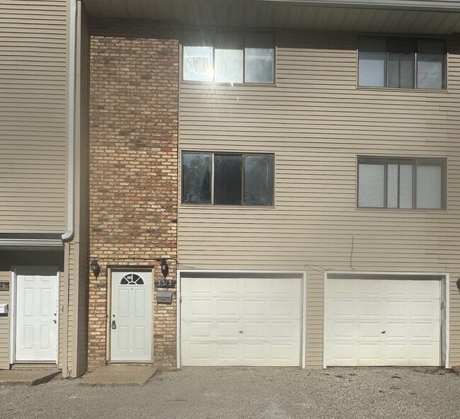 Building Photo - "Charming 2-Bed Townhome (multiplex buildi...