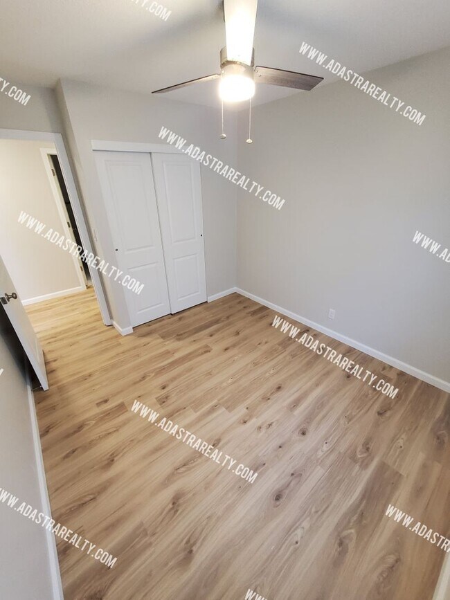 Building Photo - Absolutley Beautiful 4 Bedroom 2.5 Bath Overland Park Home-Available NOW!!