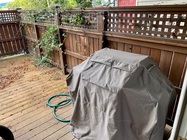 Gas line grill included on patio - 816 Oak St