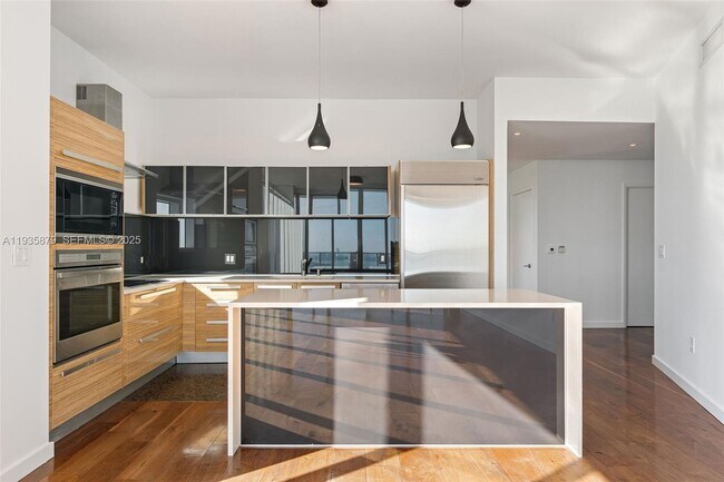 Building Photo - 2020 N Bayshore Dr