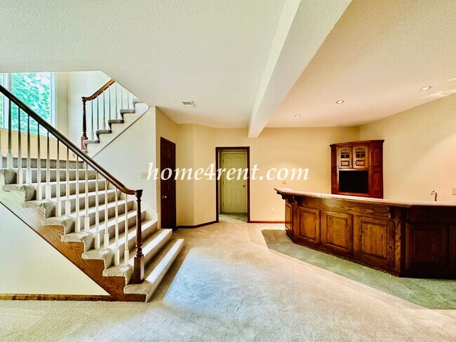 Building Photo - Exceptional 1.5 Story Home in the Prestigious Loch Lloyd Community!