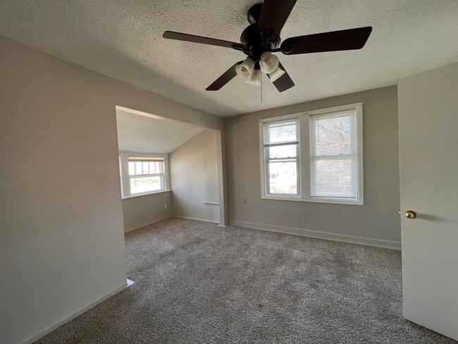 Building Photo - 3 bedroom 1.5 bathroom