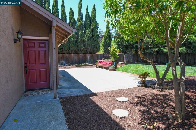 Building Photo - 555 Willow Ct