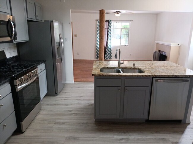 Building Photo - Charming 3-bedroom, 2-bathroom! Showings available NOW! New appliances! SPECIAL!!