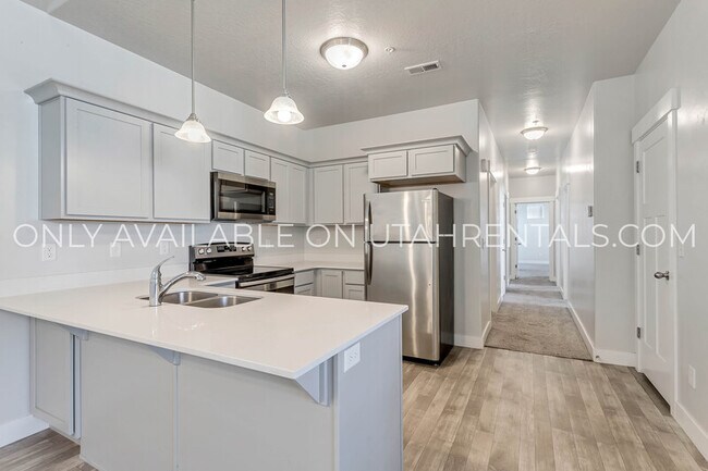 Building Photo - 627 N Sun Peak Dr