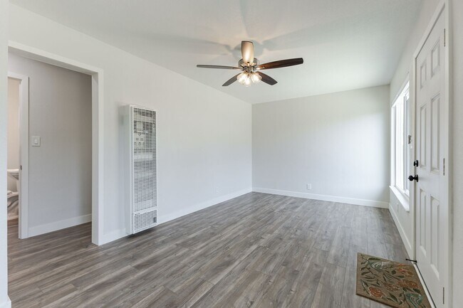 Building Photo - Fully Renovated 2BR/1BA Unit in Altadena –...